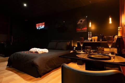 Bed, Bedroom, towels