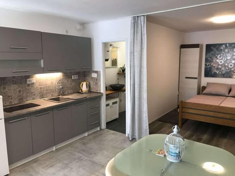 Bed, Kitchen or kitchenette, Bedroom, stove