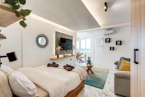 Bed, TV and multimedia, Living room, Photo of the whole room, Seating area