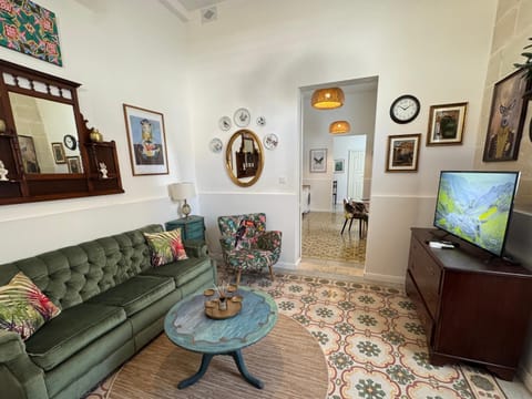 Communal lounge/ TV room, TV and multimedia, Living room, Decorative detail, Seating area, Evening entertainment