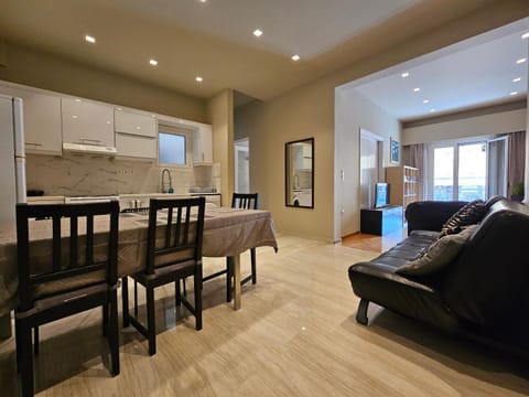 Kitchen or kitchenette, Living room, Seating area, Dining area