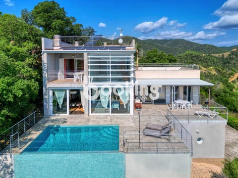 Property building, Patio, Day, View (from property/room), Balcony/Terrace, Mountain view, Pool view, Swimming pool, sunbed