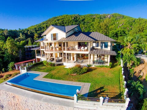 Day, Pool view