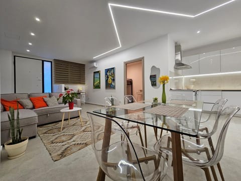 Kitchen or kitchenette, Living room, Seating area, Dining area