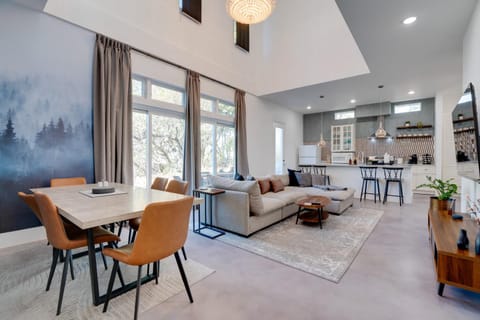 Near Lake Travis and Marina Modern Austin Getaway! House in Lake Austin