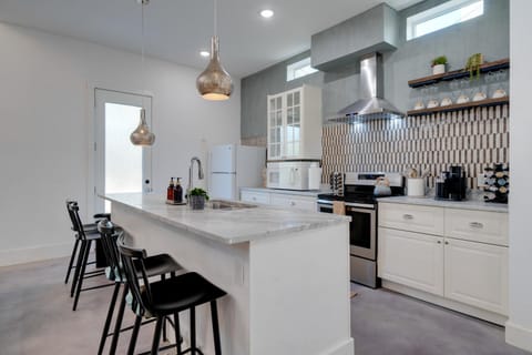 Near Lake Travis and Marina Modern Austin Getaway! House in Lake Austin