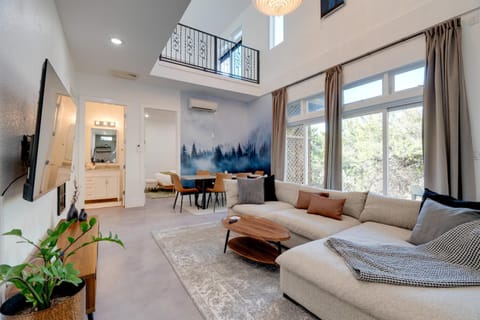 Near Lake Travis and Marina Modern Austin Getaway! House in Lake Austin