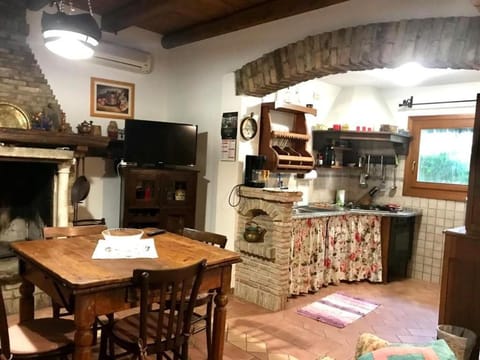 Kitchen or kitchenette, Seating area