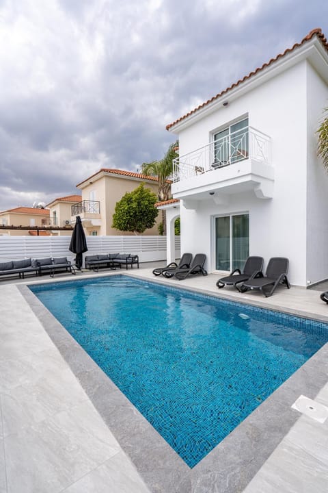 Swimming pool, sunbed