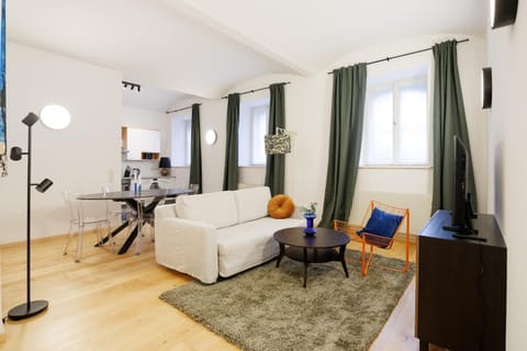 TV and multimedia, Living room, Photo of the whole room, Seating area