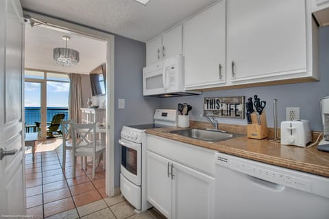 Updated 1 BR Oceanfront Condo in Baywatch! Apartment in Atlantic Beach