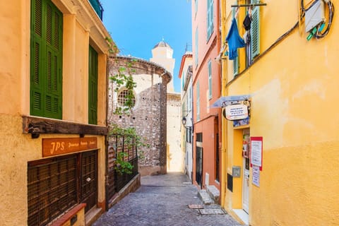 Property building, Neighbourhood