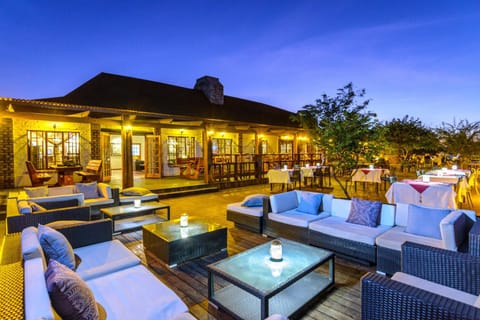 Property building, Patio, Restaurant/places to eat, Facade/entrance, Lounge or bar