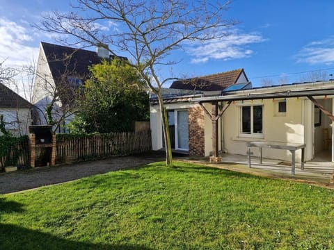 Albizia House in Saint-Pair-sur-Mer