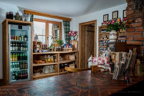 Lounge or bar, Food, Drinks