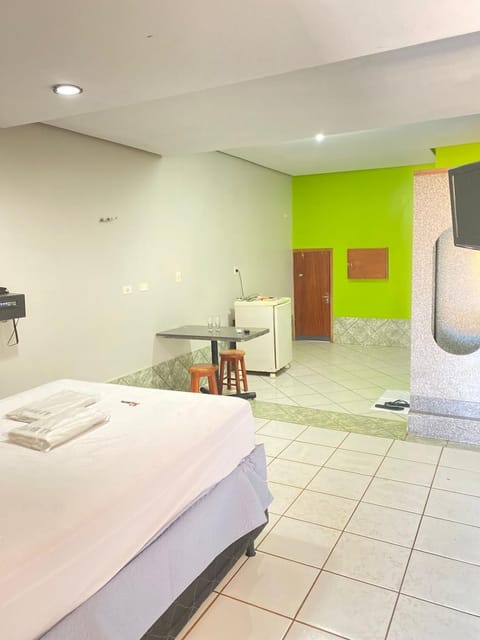 Bed, TV and multimedia, Photo of the whole room, Dining area, Bedroom