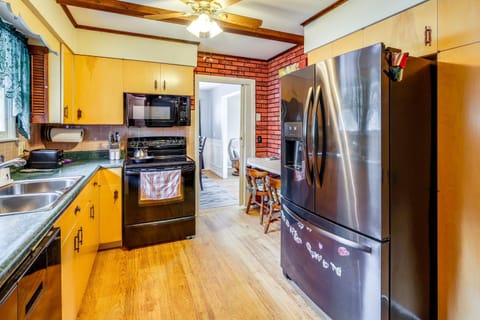 9 Mi to Lake George Village Home in Queensbury House in Queensbury