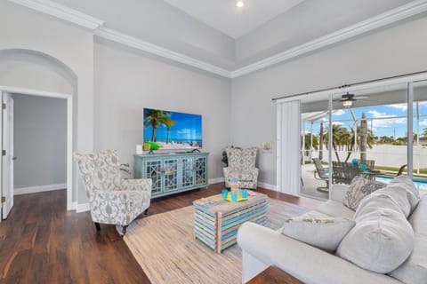 Villa Grace - Quiet home w/fenced yard & pool table - Perfect for families w/pets! - SWFL Rentals Villa in Cape Coral