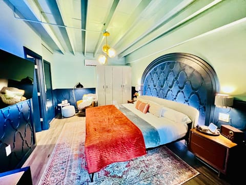 Bed, TV and multimedia, Photo of the whole room, Bedroom