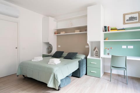 Bed, Photo of the whole room, Seating area, Bedroom, wardrobe