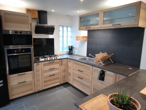 Kitchen or kitchenette, dishwasher, stove
