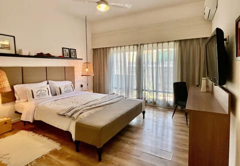 Bed, TV and multimedia, Photo of the whole room, Bedroom, air conditioner