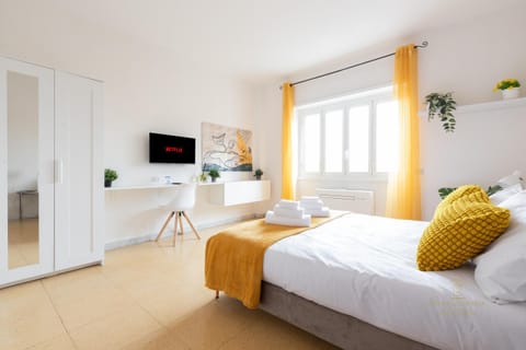 Bed, TV and multimedia, Photo of the whole room, Evening entertainment, Bedroom, wardrobe