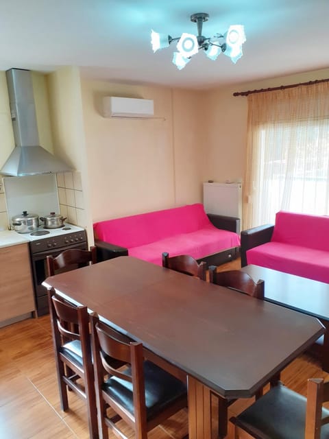 Kitchen or kitchenette, Living room, Seating area, Dining area, stove