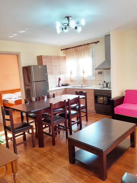 Kitchen or kitchenette, Living room, Seating area, Dining area, oven, stove