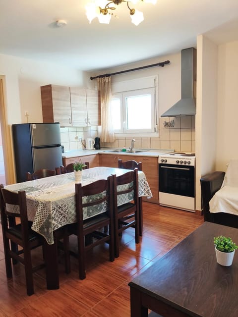 Kitchen or kitchenette, Dining area, oven, stove