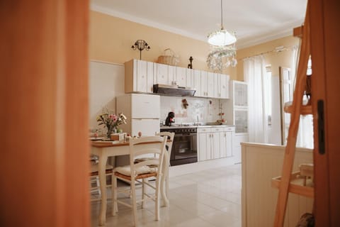 Kitchen or kitchenette, dishwasher