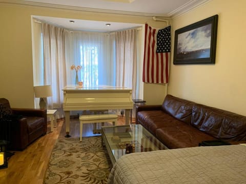 TV and multimedia, Living room, Seating area, Bedroom
