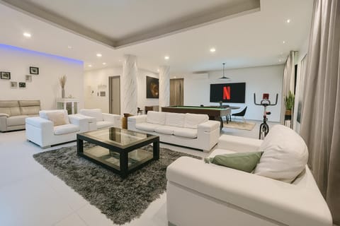 TV and multimedia, Living room, Seating area