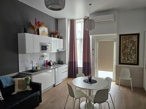 Kitchen or kitchenette, Seating area, Dining area