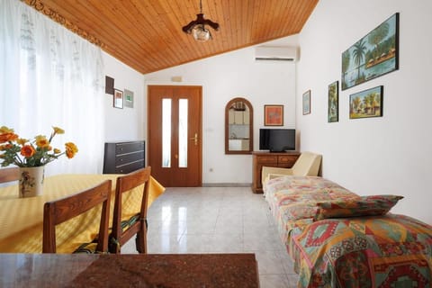 Bed, TV and multimedia, Living room, Photo of the whole room, Seating area, Evening entertainment, Bedroom, air conditioner
