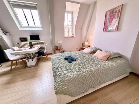 Bed, TV and multimedia, Living room, Decorative detail, Dining area, Bedroom, towels