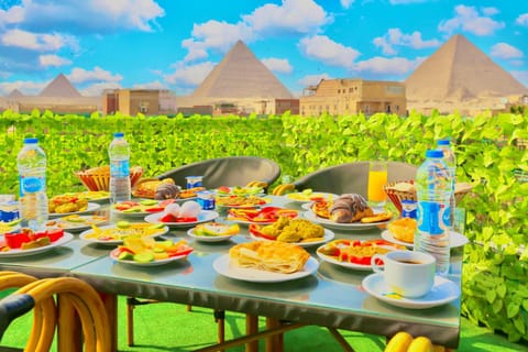 Property building, Restaurant/places to eat, Day, Natural landscape, Food and drinks, Dining area, Food, Mountain view, Breakfast, Continental breakfast, Lunch, Dinner, Drinks