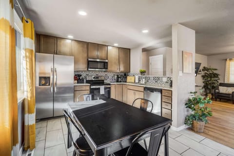 Shady Grove Family Home w Foosball Walk to OCC House in Old Colorado City