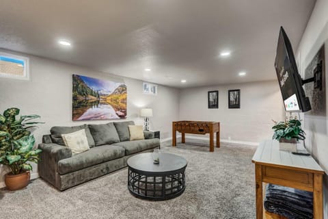 Shady Grove Family Home w Foosball Walk to OCC House in Old Colorado City