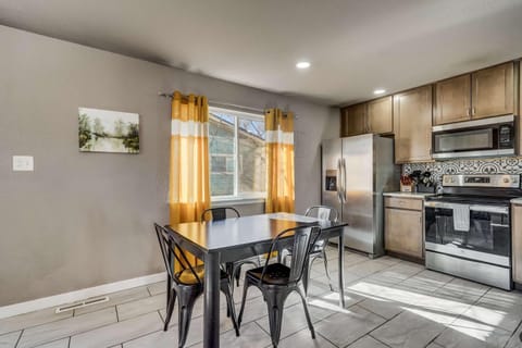 Shady Grove Family Home w Foosball Walk to OCC House in Old Colorado City