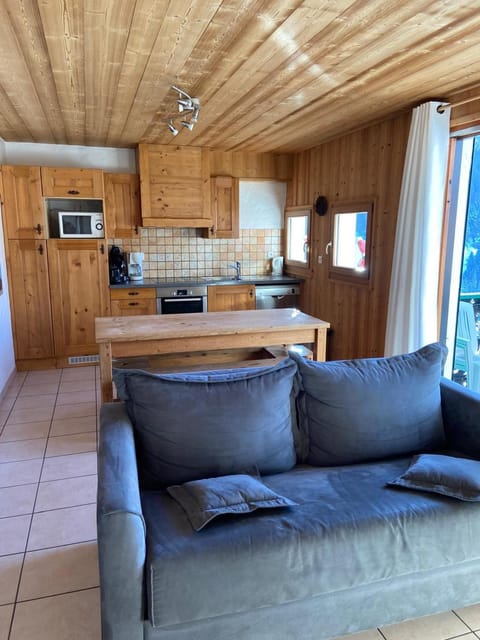 Kitchen or kitchenette, Seating area