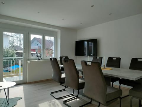 Communal lounge/ TV room, TV and multimedia, Living room, Seating area, Dining area, Evening entertainment