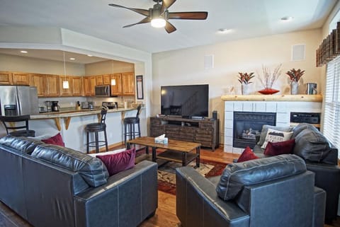 Hot Tub, Blue River in Backyard, Close to 5 Ski Resorts, On Free Bus Route, New Listing House in Silverthorne