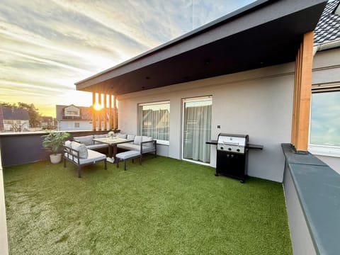 Day, BBQ facilities, View (from property/room), Balcony/Terrace, Seating area, Dining area