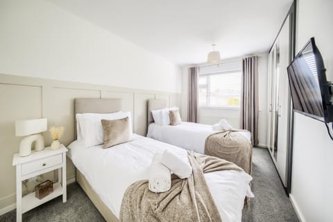 Bed, TV and multimedia, Photo of the whole room, Bedroom, towels