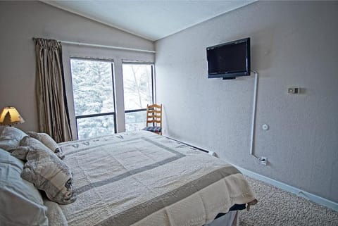 Pool and Hot Tubs, Beautiful Views, Lake Dillon Location Apartment in Dillon