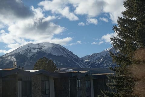 Pool and Hot Tubs, Beautiful Views, Lake Dillon Location Apartment in Dillon