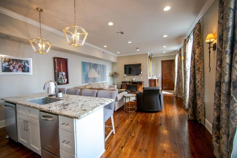 Kitchen or kitchenette, Living room, Seating area, Dining area