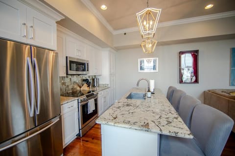 Kitchen or kitchenette, Seating area, oven, stove