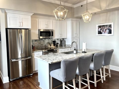 Kitchen or kitchenette, Seating area, Dining area, oven, stove